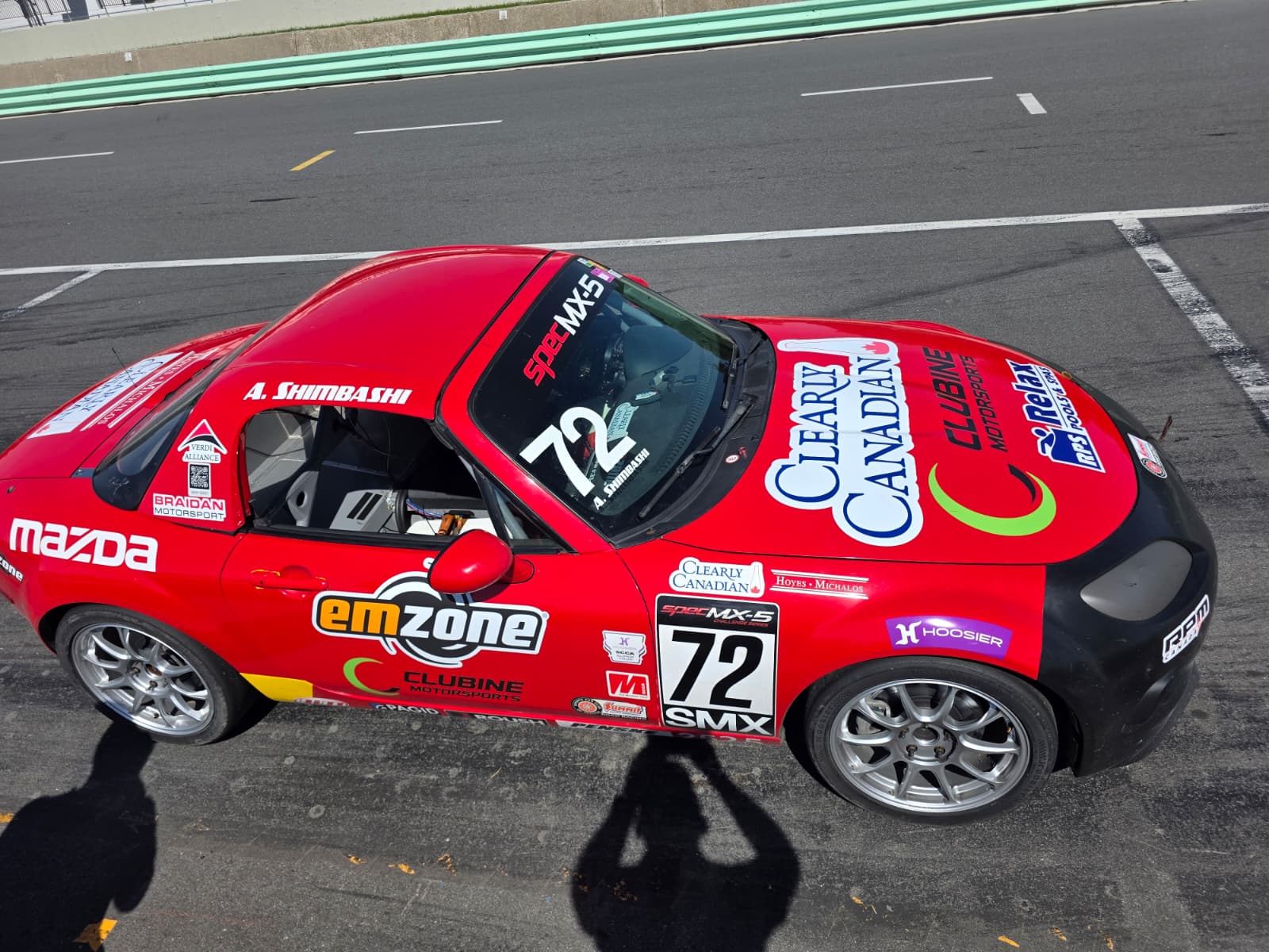 Motorsport-Fahrzeug mit RaceAnalyse auf der Rennstrecke